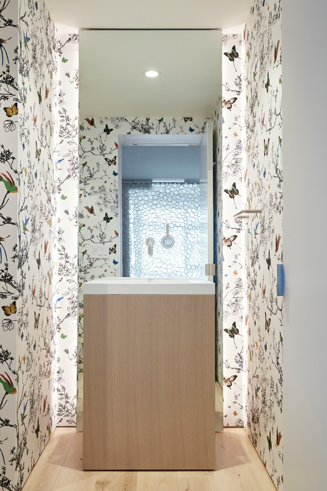 Idee per un bagno di servizio contemporaneo con ante lisce, ante in legno chiaro, pareti bianche, parquet chiaro, lavabo a consolle e pavimento beige