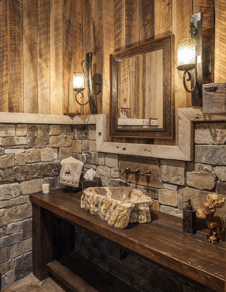 Rustikale Gästetoilette mit dunklen Holzschränken, brauner Wandfarbe, Aufsatzwaschbecken, Waschtisch aus Holz, braunem Boden und brauner Waschtischplatte in Sonstige