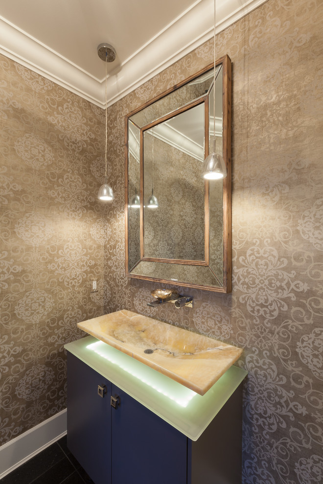 Inspiration pour un WC et toilettes traditionnel avec une vasque, un placard à porte plane, un carrelage beige et un mur beige.