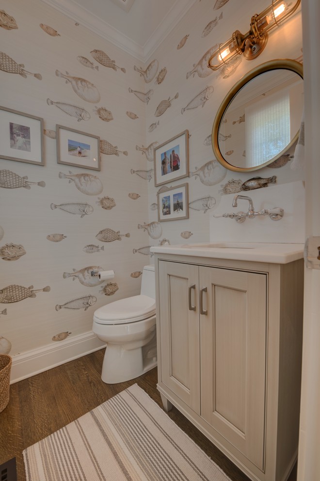 Exempel på ett litet klassiskt toalett, med luckor med infälld panel, beige skåp och ett undermonterad handfat
