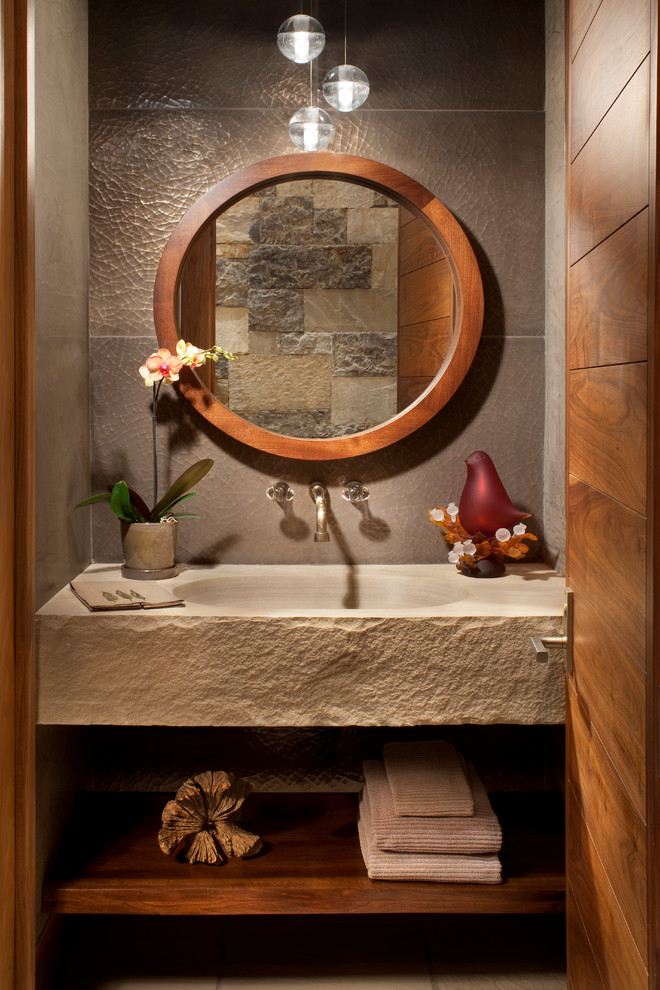 На фото: туалет в стиле рустика с монолитной раковиной, серыми стенами и серой столешницей