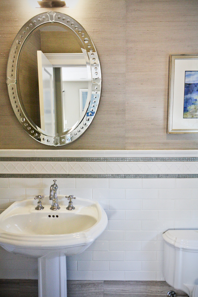 Immagine di un piccolo bagno di servizio country con piastrelle grigie, piastrelle bianche, piastrelle diamantate, pareti beige e lavabo a colonna