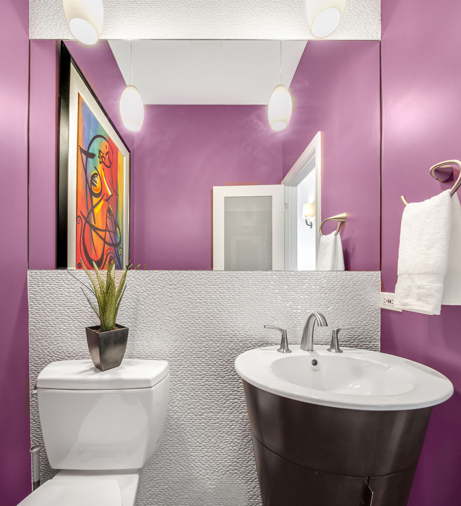 На фото: маленький туалет в стиле фьюжн с белой плиткой, фиолетовыми стенами, темным паркетным полом, плоскими фасадами, темными деревянными фасадами, керамогранитной плиткой и монолитной раковиной для на участке и в саду с