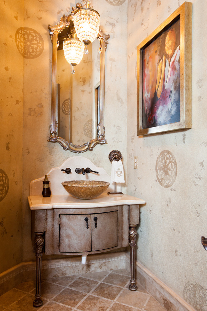 Idee per un bagno di servizio mediterraneo con consolle stile comò, pareti beige e lavabo a bacinella