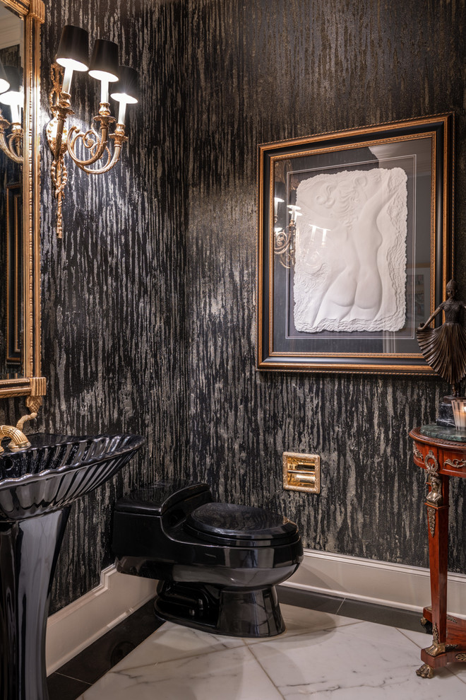 Ejemplo de aseo mediterráneo de tamaño medio con sanitario de una pieza, paredes negras, suelo de mármol, lavabo con pedestal, suelo blanco y encimeras negras