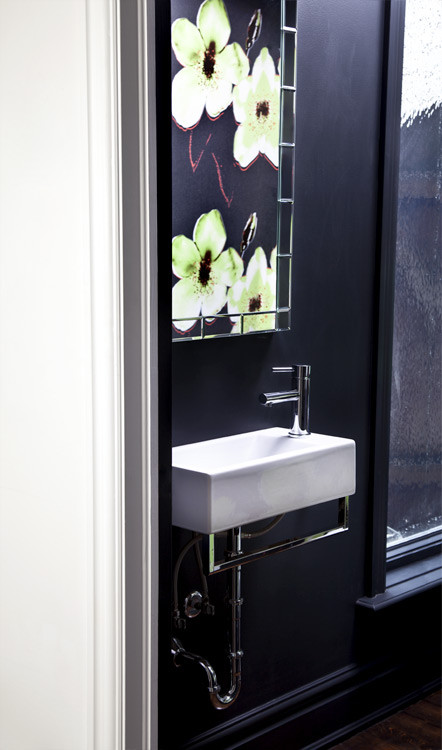 Foto di un bagno di servizio minimal di medie dimensioni con pareti nere, parquet scuro e lavabo sospeso