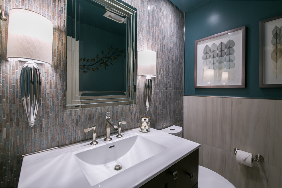 Пример оригинального дизайна: туалет среднего размера в современном стиле с фасадами островного типа, темными деревянными фасадами, раздельным унитазом, разноцветной плиткой, плиткой мозаикой, синими стенами, полом из керамогранита, монолитной раковиной, столешницей из искусственного кварца, серым полом и белой столешницей