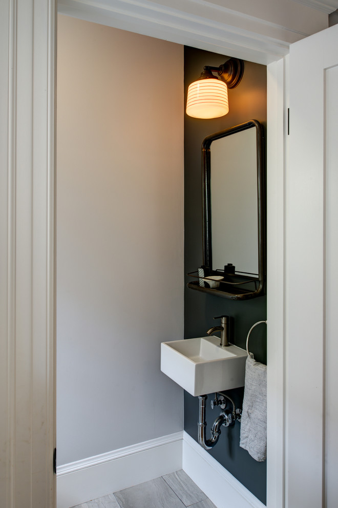 Idee per un piccolo bagno di servizio boho chic con pareti grigie, parquet chiaro e lavabo sospeso