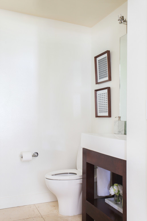 Photo of a contemporary cloakroom in Los Angeles.