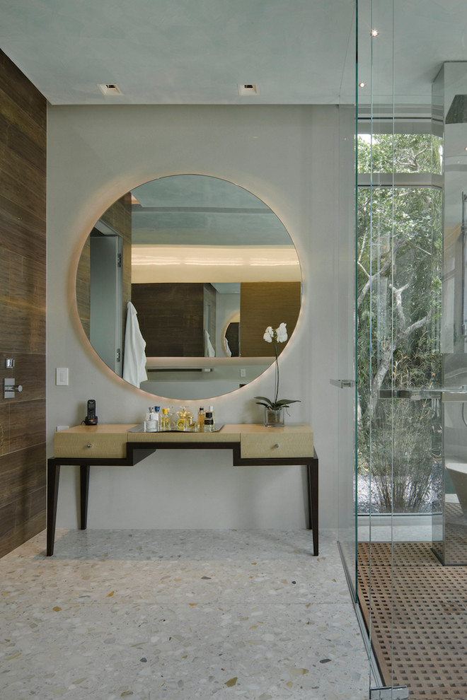 На фото: большой туалет в современном стиле с серыми стенами, полом из терраццо и разноцветным полом с