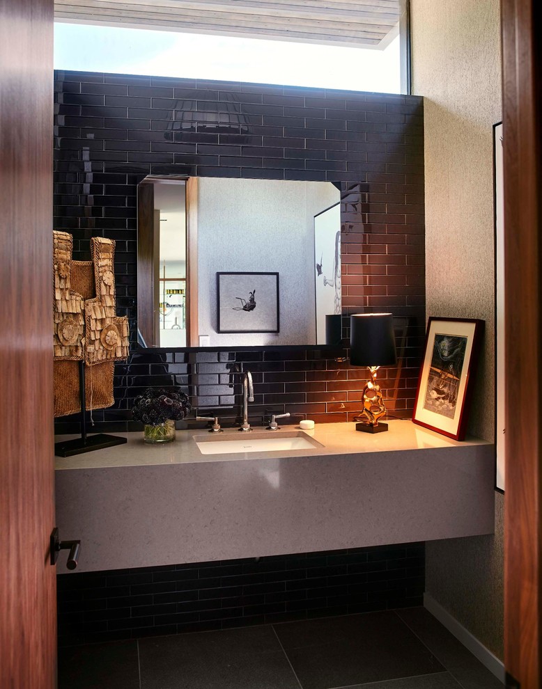 ニューヨークにあるミッドセンチュリースタイルのおしゃれなトイレ・洗面所の写真