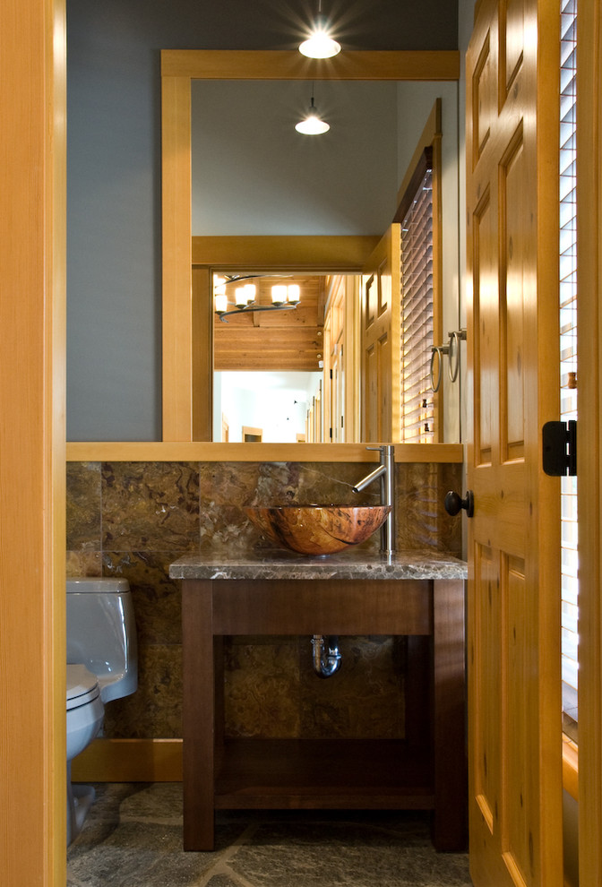 Kleine Country Gästetoilette mit verzierten Schränken, dunklen Holzschränken, Toilette mit Aufsatzspülkasten, Porzellanfliesen, grauer Wandfarbe, Zementfliesen für Boden, Aufsatzwaschbecken, Marmor-Waschbecken/Waschtisch und grauem Boden in Vancouver