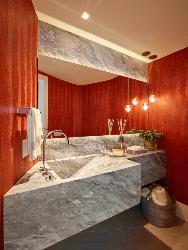 Idee per un bagno di servizio design di medie dimensioni con lavabo integrato, top in marmo, WC monopezzo, piastrelle grigie, lastra di pietra, pareti rosse e pavimento in gres porcellanato