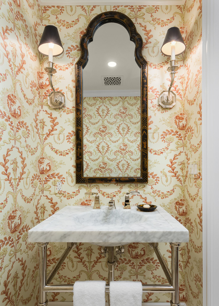 Idéer för att renovera ett vintage toalett, med ett integrerad handfat och flerfärgade väggar