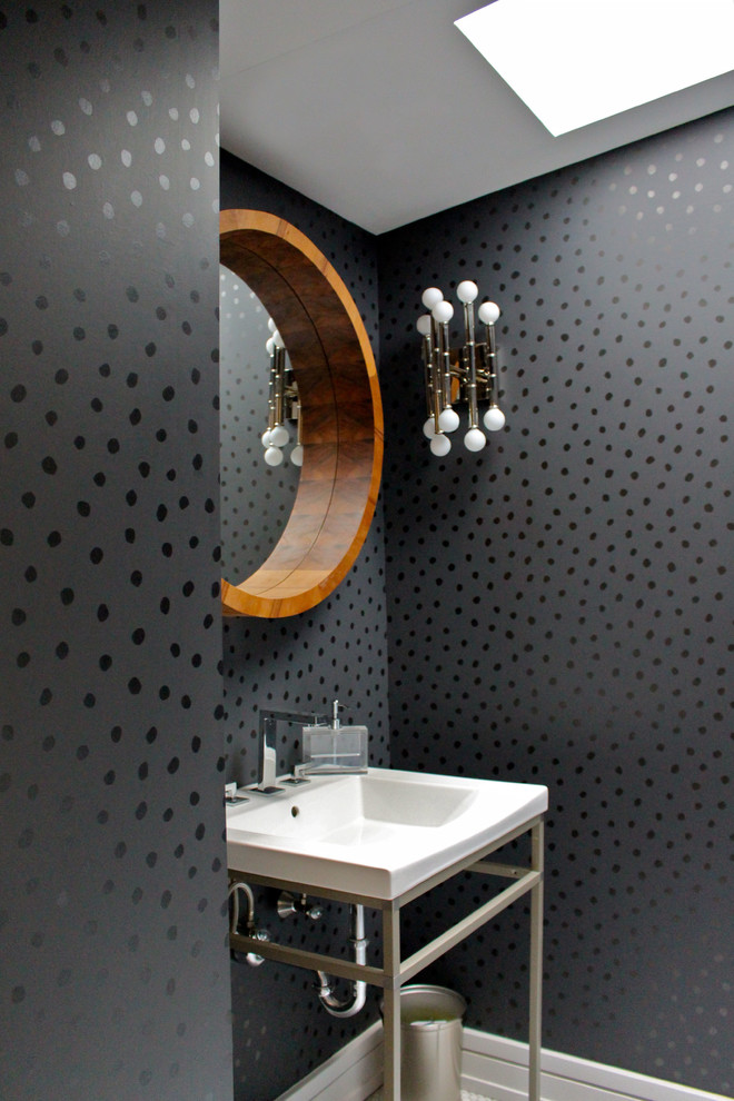 Kleine Moderne Gästetoilette mit Waschtischkonsole, Wandtoilette mit Spülkasten und schwarzer Wandfarbe in Philadelphia