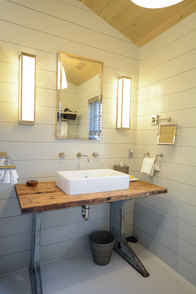 Стильный дизайн: маленький туалет в стиле рустика с белыми стенами, настольной раковиной, столешницей из дерева и коричневой столешницей для на участке и в саду - последний тренд