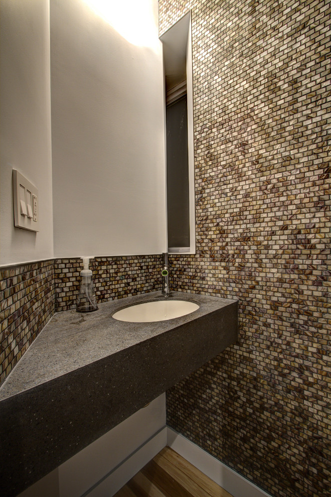 Cette image montre un WC et toilettes design avec un lavabo encastré, un carrelage marron et mosaïque.