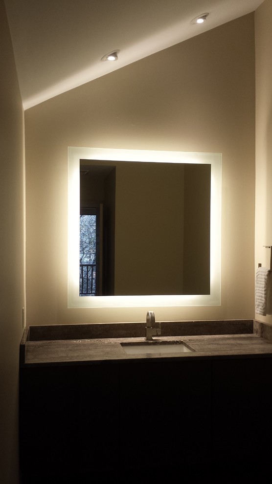 Immagine di un bagno di servizio design di medie dimensioni con ante lisce, ante in legno bruno, WC monopezzo, pareti beige, lavabo sottopiano e top in granito