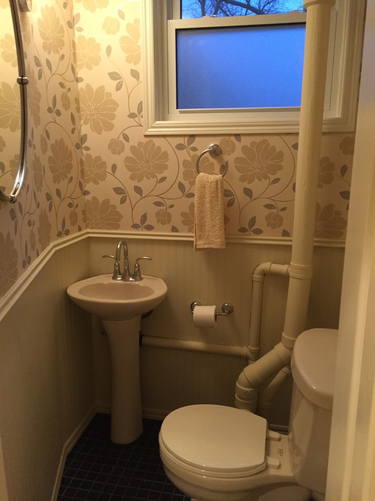 Idee per un piccolo bagno di servizio minimalista con lavabo a colonna e WC a due pezzi