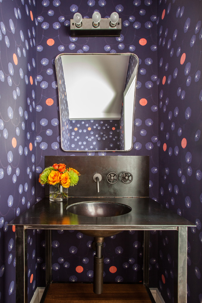 Ejemplo de aseo actual con lavabo tipo consola y paredes multicolor