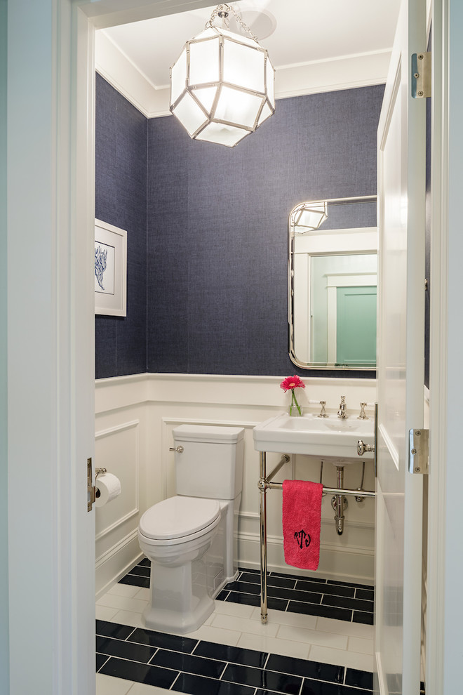 ポートランドにあるラグジュアリーな小さなトランジショナルスタイルのおしゃれなトイレ・洗面所 (分離型トイレ、青い壁、セラミックタイルの床、コンソール型シンク、青い床) の写真