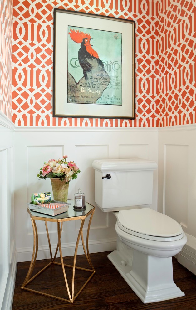 Immagine di un bagno di servizio classico di medie dimensioni con WC a due pezzi, pareti arancioni, parquet scuro, pavimento marrone e lavabo a colonna