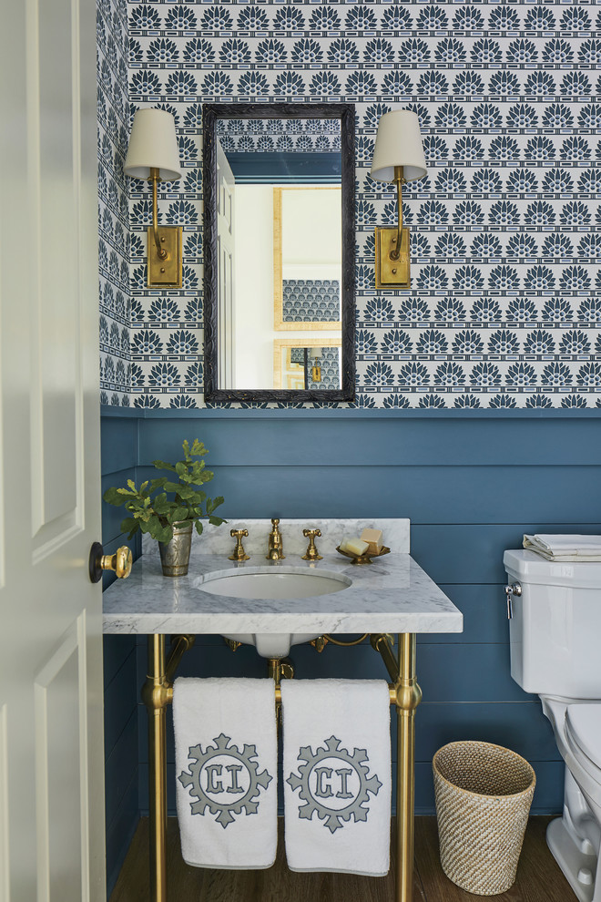 Ispirazione per un bagno di servizio stile marinaro con pareti multicolore, parquet scuro, lavabo a consolle, top in marmo e top bianco