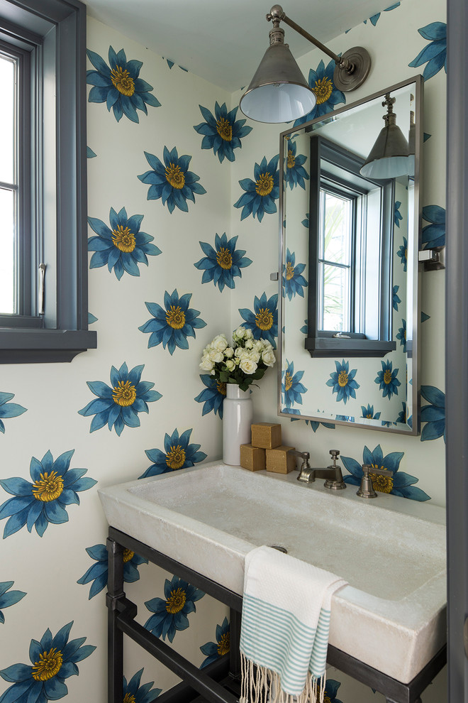 Immagine di un bagno di servizio stile marinaro con pareti multicolore e lavabo a consolle