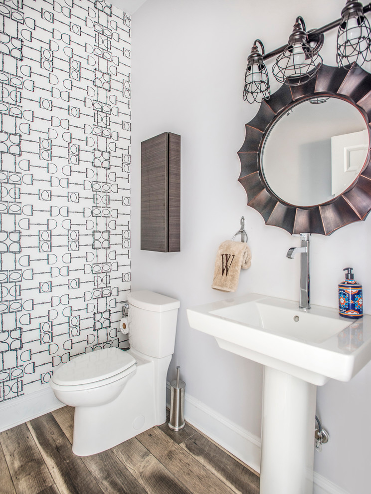 ローリーにある低価格の小さなカントリー風のおしゃれなトイレ・洗面所 (白い壁、ラミネートの床、ペデスタルシンク、分離型トイレ) の写真