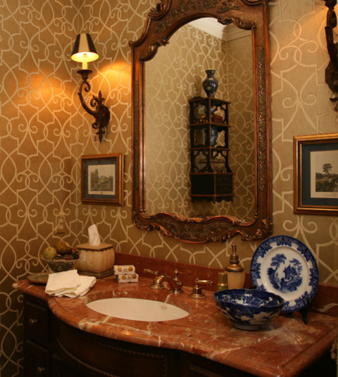 На фото: маленький туалет в классическом стиле с врезной раковиной и мраморной столешницей для на участке и в саду