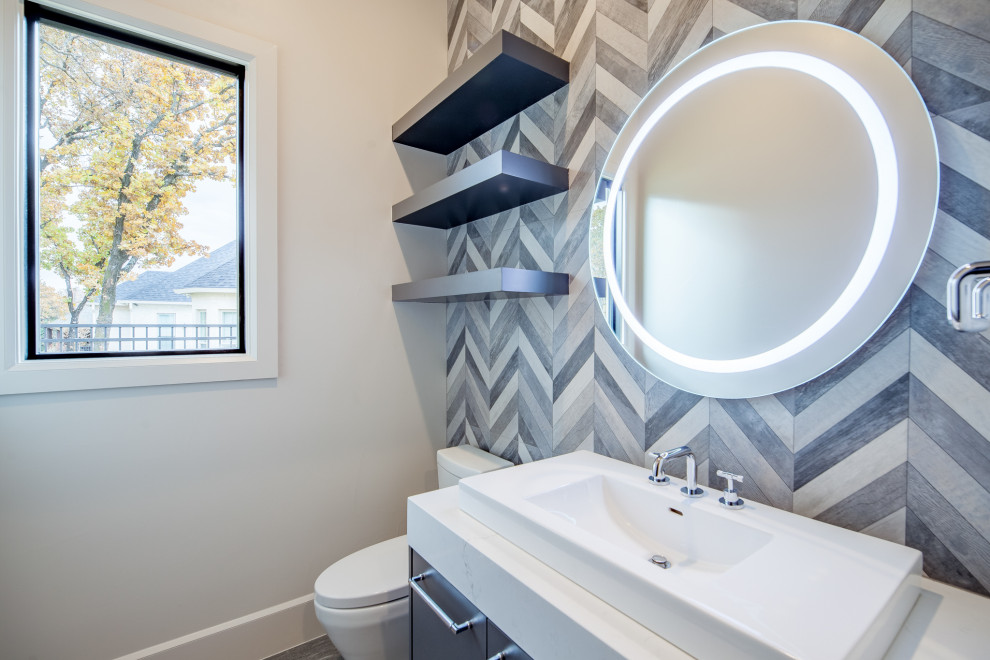 Moderne Gästetoilette mit flächenbündigen Schrankfronten, grauen Schränken, Quarzwerkstein-Waschtisch, weißer Waschtischplatte und schwebendem Waschtisch in Dallas