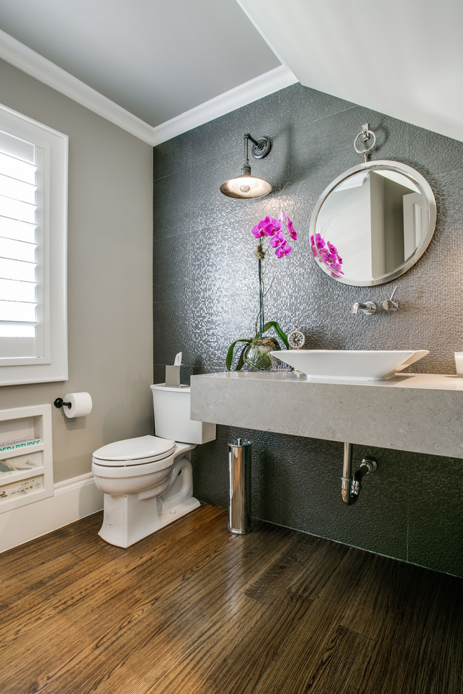 ダラスにあるトランジショナルスタイルのおしゃれなトイレ・洗面所 (分離型トイレ、グレーの壁、無垢フローリング、ベッセル式洗面器) の写真
