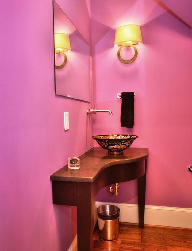 Kleine Klassische Gästetoilette mit verzierten Schränken, dunklen Holzschränken, Toilette mit Aufsatzspülkasten, lila Wandfarbe, braunem Holzboden, Aufsatzwaschbecken, Marmor-Waschbecken/Waschtisch und braunem Boden in Wilmington