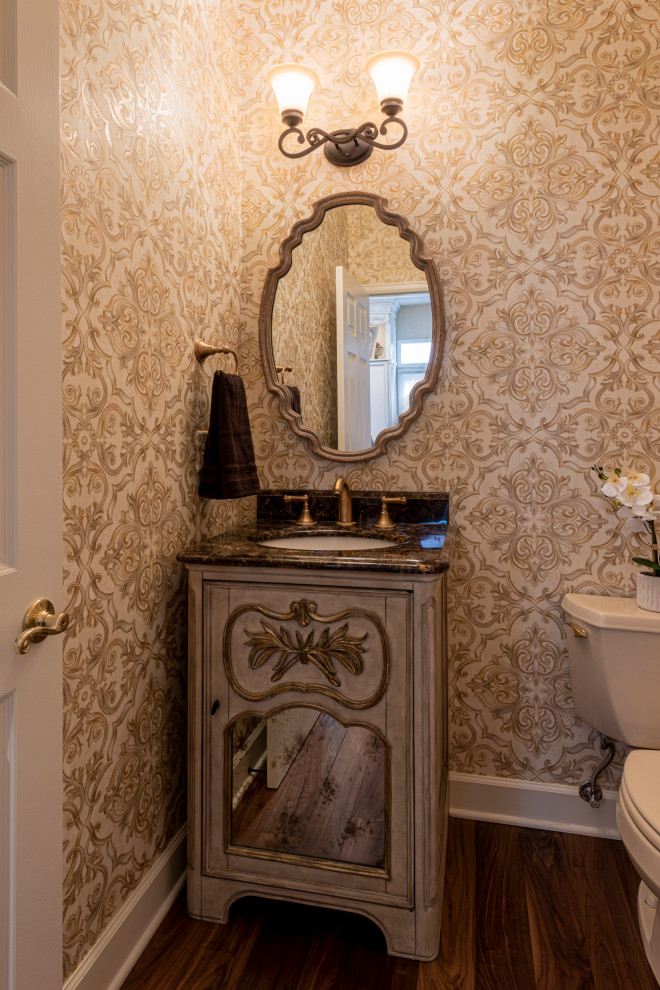 Пример оригинального дизайна: туалет в классическом стиле с мраморной столешницей и коричневой столешницей