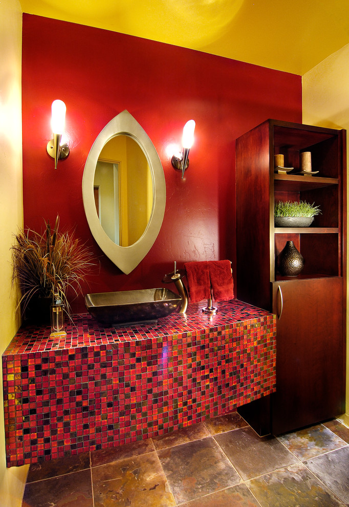 Пример оригинального дизайна: туалет в стиле фьюжн с плиткой мозаикой, настольной раковиной, красными стенами, столешницей из плитки, красной плиткой и красной столешницей