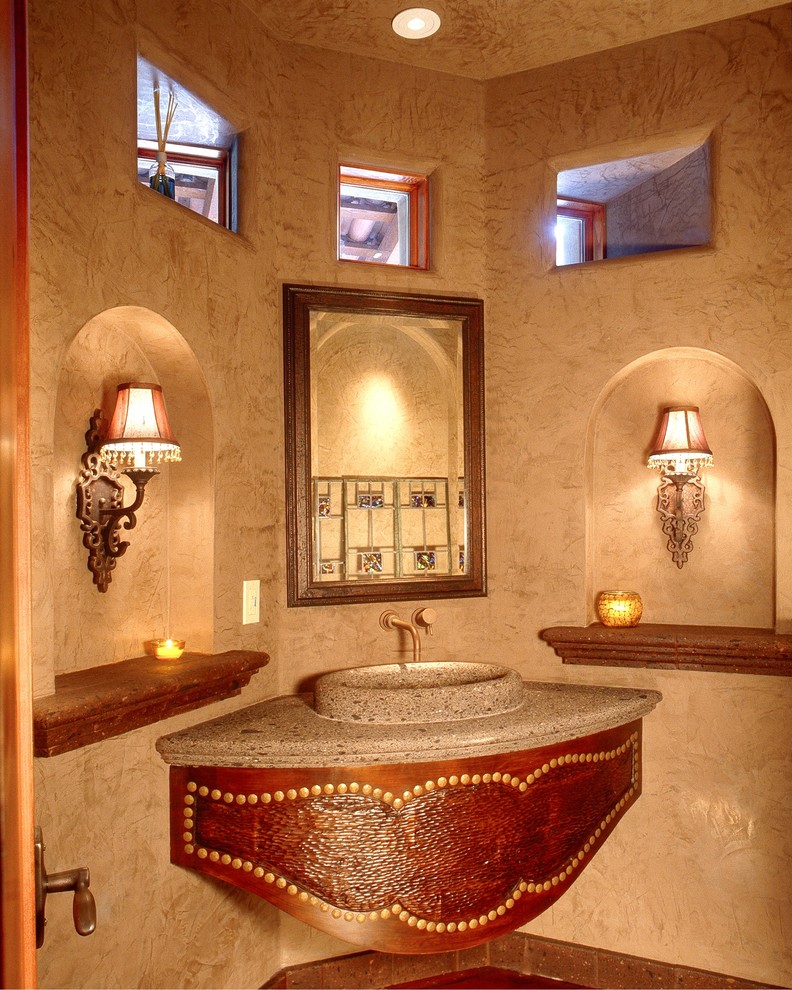 Imagen de aseo de estilo americano con lavabo integrado, armarios tipo mueble, puertas de armario de madera oscura y paredes beige