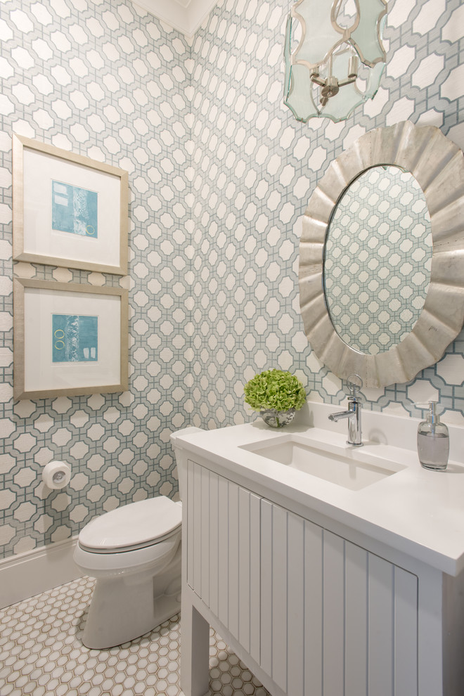 ダラスにあるトランジショナルスタイルのおしゃれなトイレ・洗面所 (白いキャビネット、アンダーカウンター洗面器、白い床、白い洗面カウンター) の写真