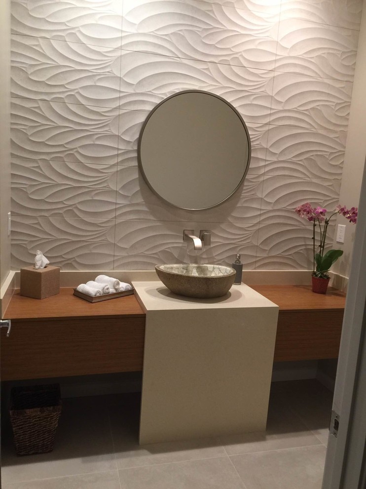 Idées déco pour un WC et toilettes asiatique en bois brun de taille moyenne avec un placard à porte plane, WC à poser, un carrelage beige, des carreaux de porcelaine, un mur beige, un sol en carrelage de porcelaine, une vasque et un plan de toilette en quartz modifié.
