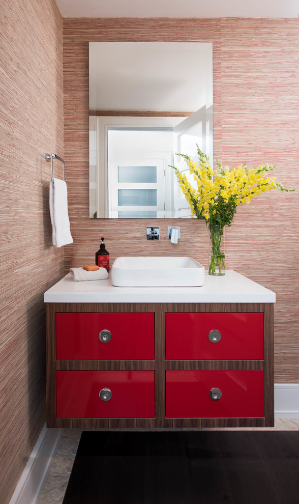 На фото: туалет среднего размера в стиле неоклассика (современная классика) с настольной раковиной, плоскими фасадами, красными фасадами, столешницей из искусственного кварца, красными стенами, темным паркетным полом и коричневым полом