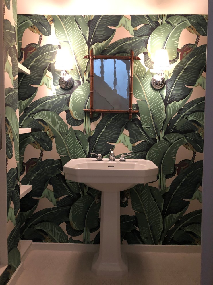 Medelhavsstil inredning av ett litet toalett, med flerfärgade väggar, klinkergolv i porslin, ett piedestal handfat och beiget golv
