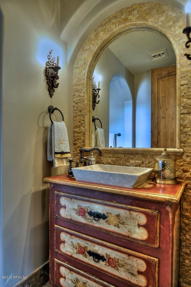 フェニックスにある地中海スタイルのおしゃれなトイレ・洗面所の写真