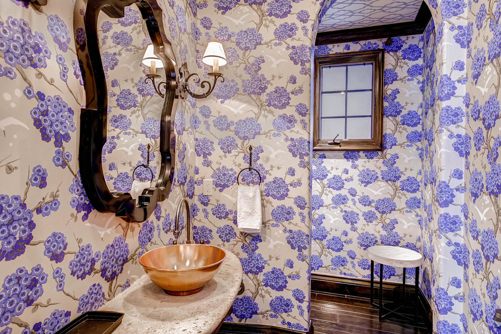 На фото: туалет среднего размера в средиземноморском стиле с фиолетовыми стенами, темным паркетным полом и настольной раковиной