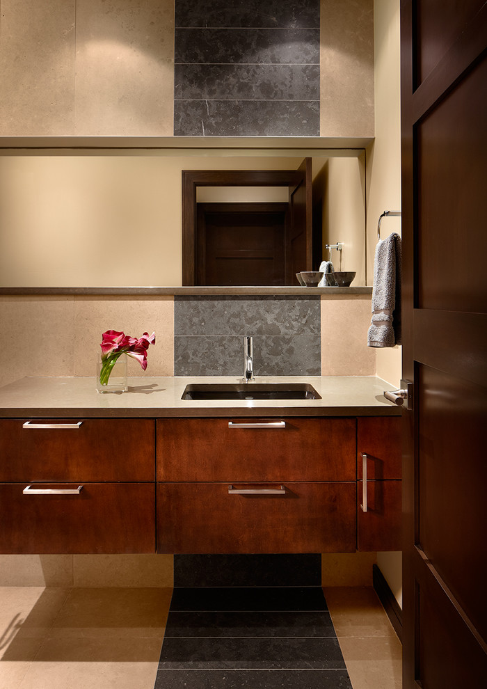 Immagine di un bagno di servizio contemporaneo con lavabo sottopiano, ante lisce e ante in legno bruno