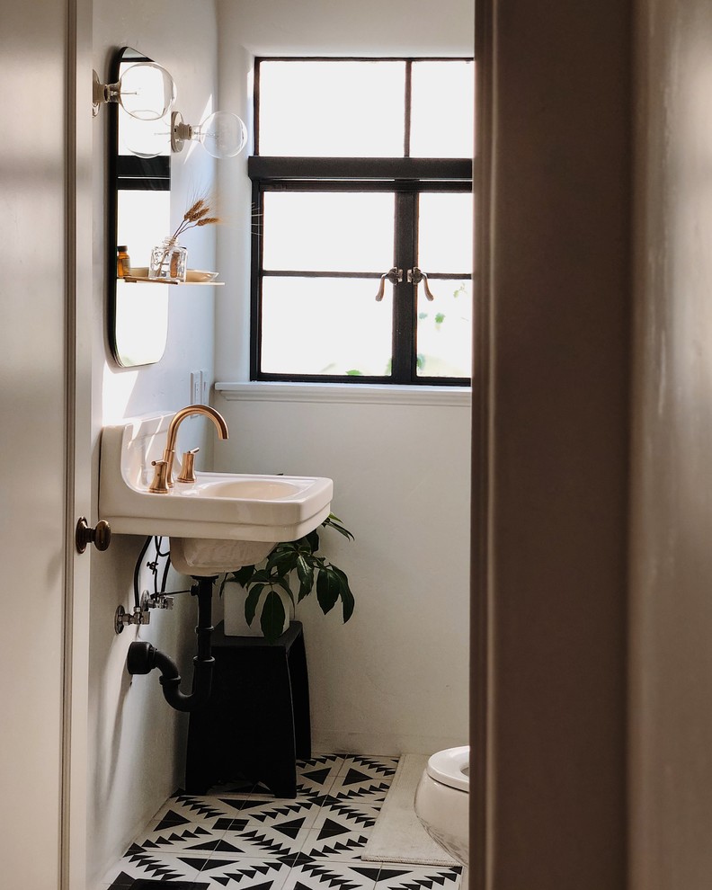 Cette photo montre un WC et toilettes méditerranéen avec un mur blanc, carreaux de ciment au sol, un lavabo suspendu et un sol multicolore.
