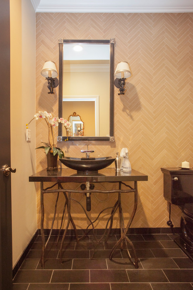 Mittelgroße Mediterrane Gästetoilette mit Wandtoilette mit Spülkasten, beigen Fliesen, Travertinfliesen, beiger Wandfarbe, Keramikboden, Aufsatzwaschbecken und Granit-Waschbecken/Waschtisch in Los Angeles