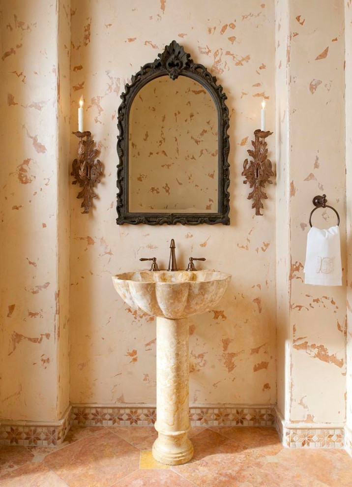 Idée de décoration pour un WC et toilettes méditerranéen de taille moyenne avec un mur beige et un sol en travertin.