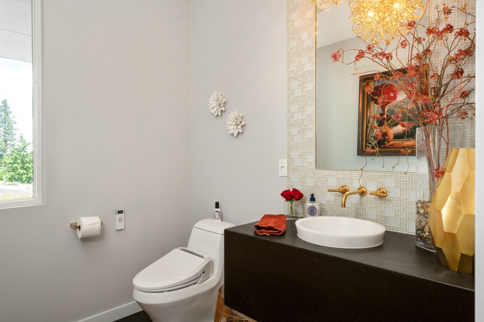 Idee per un bagno di servizio design con ante nere, piastrelle beige, piastrelle a mosaico, pareti grigie, lavabo a bacinella, top nero e mobile bagno sospeso