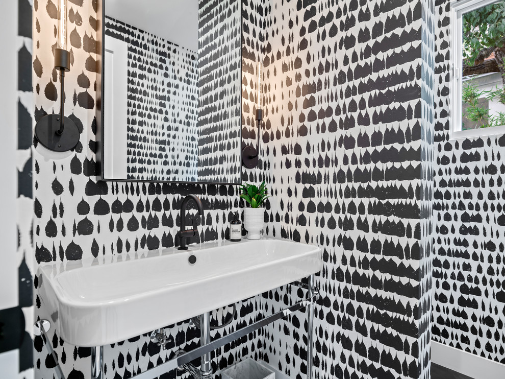 Inspiration pour un WC et toilettes marin avec un mur multicolore et un plan vasque.