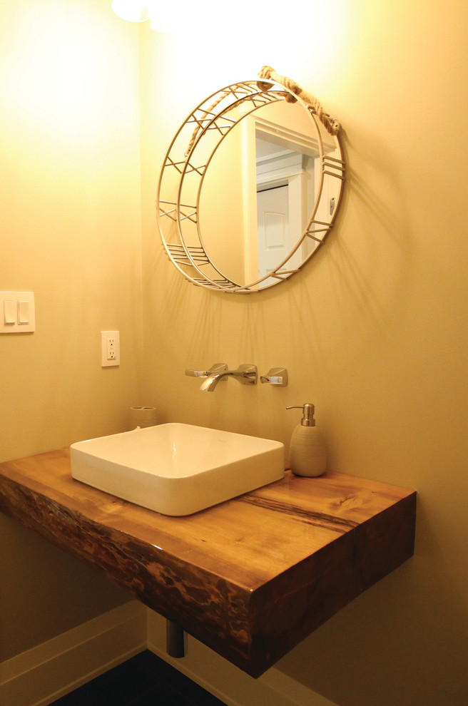 Foto på ett litet rustikt toalett, med beige väggar och ett fristående handfat