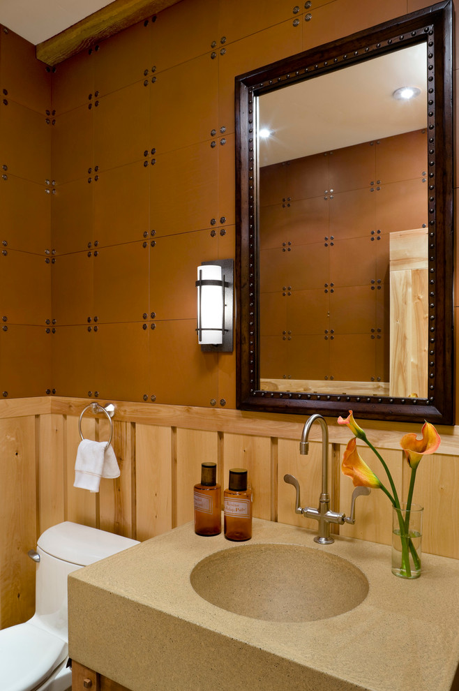 Esempio di un bagno di servizio stile americano di medie dimensioni con WC monopezzo, pareti marroni e lavabo integrato